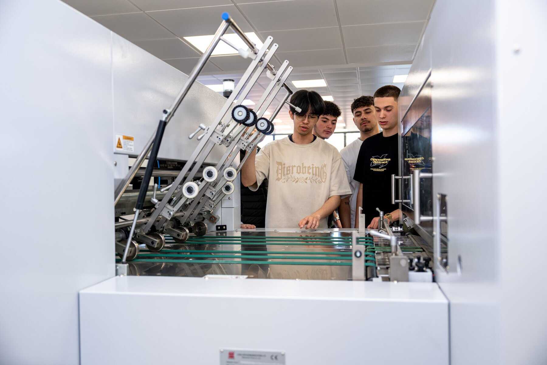 Alumnos de Tajamar a pie de la Ecocut 106CSB de MK Masterwork.